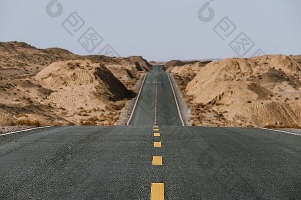 戈壁沙漠路巨大的干荒野