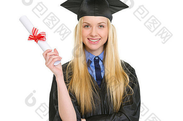 穿着毕业礼服展示毕业证书的快乐年轻女子