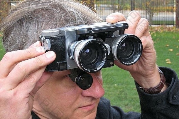 摄影师使用带有广角镜头的立体3D相机。