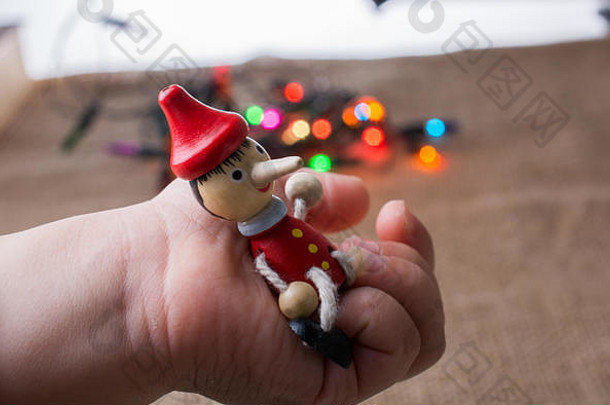 木皮诺曹娃娃坐着手灯