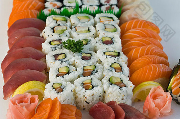 日本料理，大盘<strong>红金鱼</strong>，三文鱼，寿司