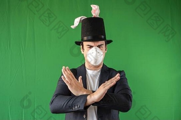 欧洲西班牙复活节期间，一名男子戴着兔子耳朵，礼物篮里装满了卫生纸、消毒剂和面具。