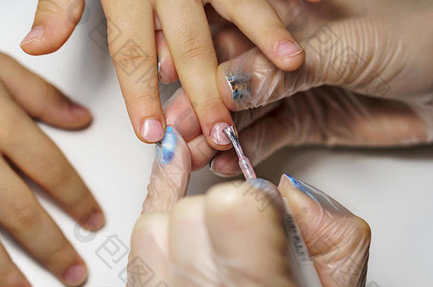 专业修指甲孩子美容师适用于疗愈紧致清漆指甲孩子的手指拍摄特写镜头