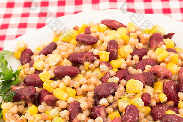 豆类、小麦和玉米沙拉。