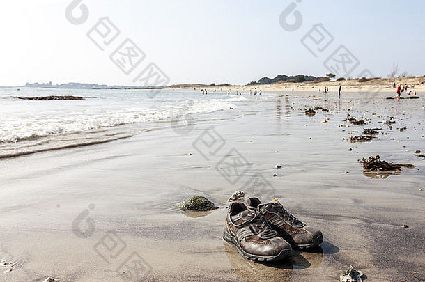 布列塔尼海滩上旅行者的鞋子图片。