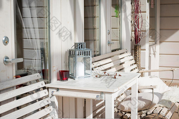 阳台休息室舒适的长沙发奢侈品房子花园家具天井体系结构现代设计阳台现代房子照片