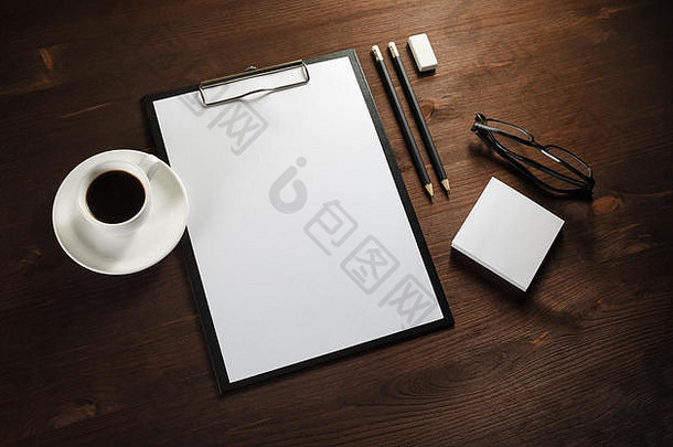 木桌背景上空白文具的照片。<strong>企业形象</strong>模拟。