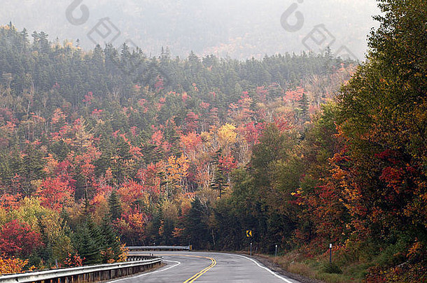 初秋，新罕布什尔州的怀特山脉沿着高速公<strong>路延伸</strong>。坎卡马格斯公<strong>路</strong>