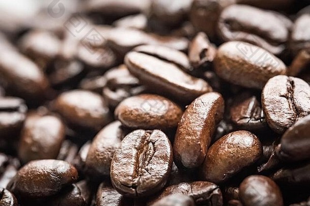 近距离观察，浅焦暗烤咖啡豆，可随时磨碎，以生产新鲜咖啡。