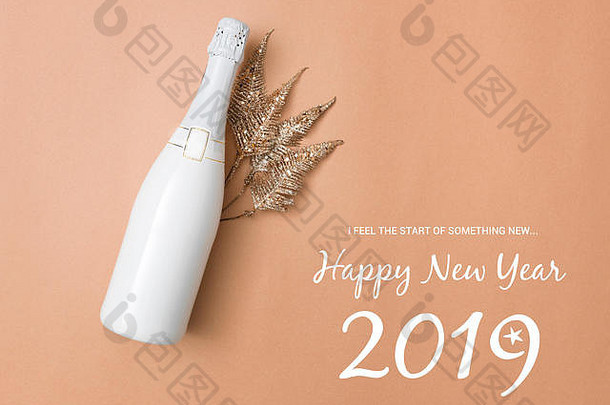新年背景配一瓶香槟酒，背景为青铜色、金色、棕色，带有不同的除夕夜物品