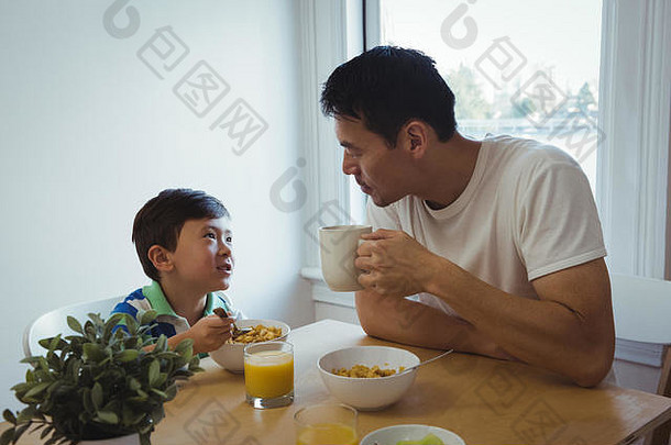 爸爸和儿子一边吃早餐一边<strong>互动</strong>