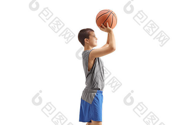 十几岁的男孩扔篮球孤立的白色背景