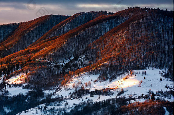 冬天日出时山坡上的红灯。山中秀美的自然风光