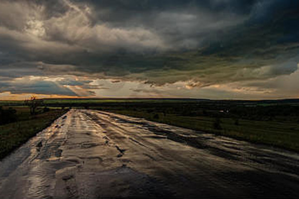 雨后的道路和傍晚的风暴云，全景。模糊的背景。网页设计横幅。