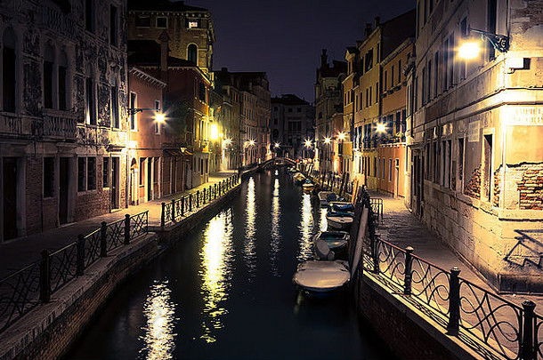 夜景：威尼斯的一条小运河