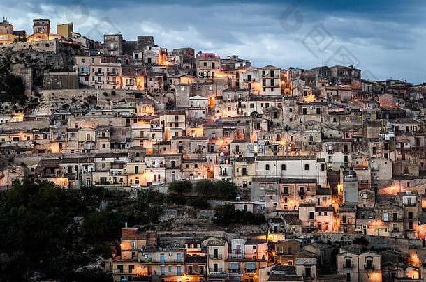 意大利西西里岛南部莫迪卡村的美景。