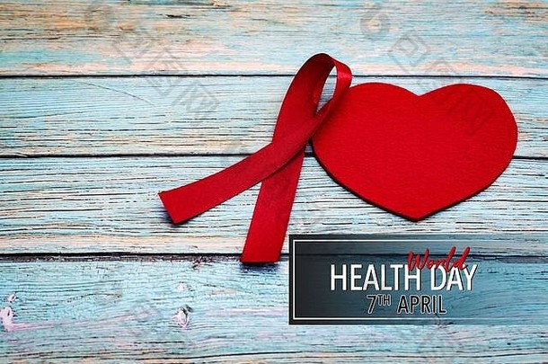 <strong>世界卫生日</strong>，医疗保健和医疗概念，蓝色木质背景上的红丝带和红心