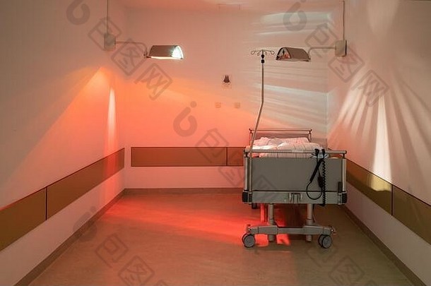 在手术室的一个角落里，床铺用加热灯加热