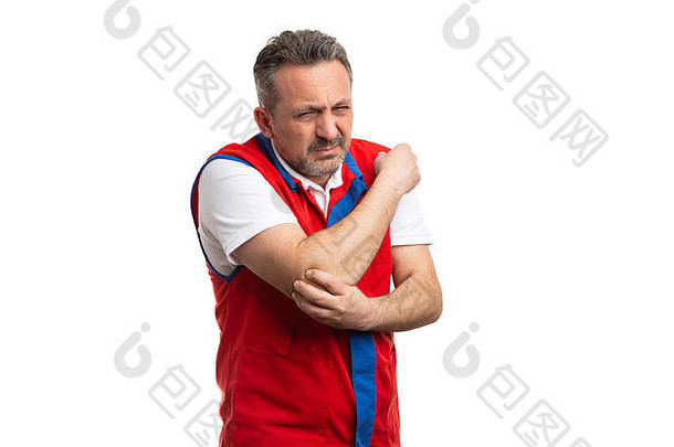 一名肘部疼痛的男子在大卖场或超市工作，作为一名雇员，在白色工作室背景下被隔离