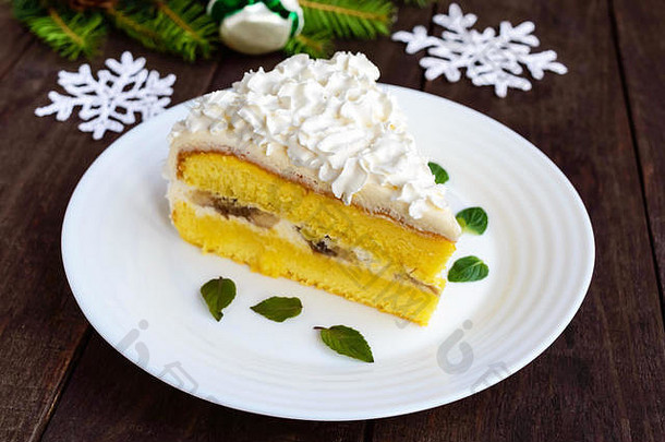 一大块精致的海绵蛋糕，用来装饰空气奶油。木制背景上的节日甜点。为了庆祝<strong>圣诞</strong>节，除夕夜。