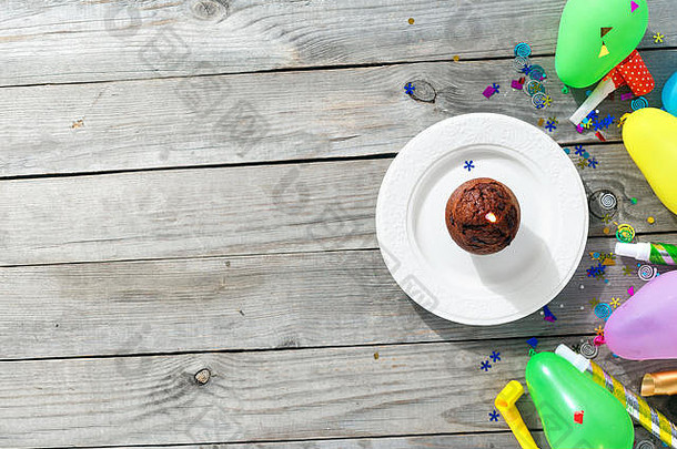 前视图孩子们生日表格概念巧克力松饼蜡烛装饰聚会，派对木背景复制空间平躺