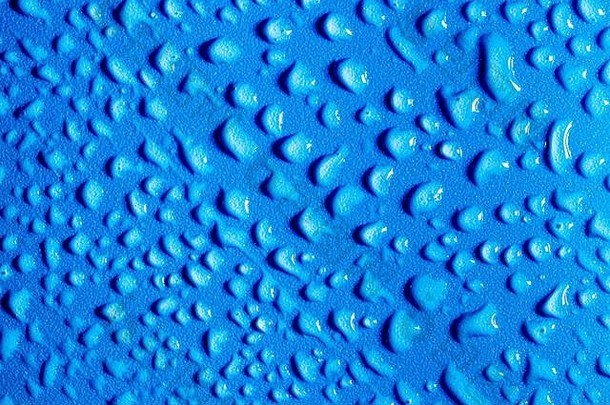蓝色背景上的宏观水滴纹理。用于设计的抽象图案或空白。