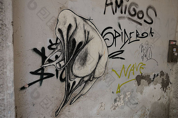 在雅典的一堵墙上贴标签。