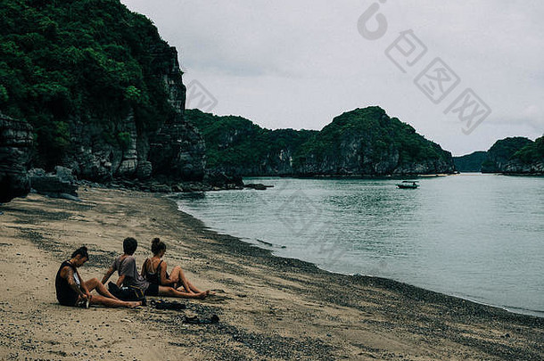 集团年轻的旅行者朋友海滩长湾越南