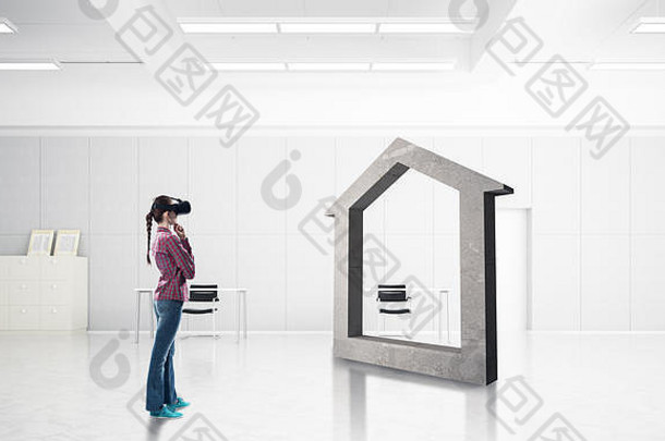 虚拟现实面具中的女孩正在体验虚拟技术世界。混合介质