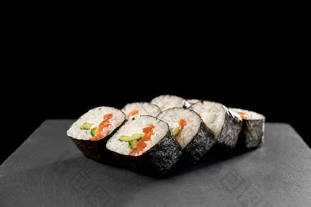 日本寿司大马哈鱼黄瓜服务黑色的石头板岩板为了牧卷卡巴白色<strong>大米包装</strong>紫菜