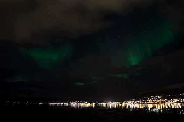 北极光，雪山上的北极光，反射的峡湾水和挪威北部的鲸鱼岛