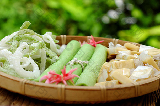 这组<strong>产品</strong>来自椰子糖、牛奶米纸、椰子油、黑酱油、果酱或椰子水，是越南最受欢迎的食品