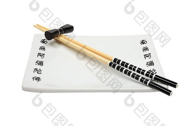白色背景上隔离的未使用的亚洲筷子和盘子。