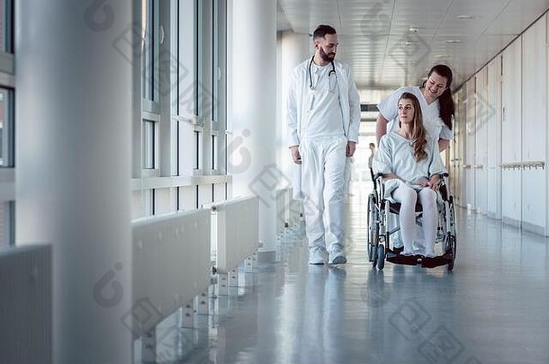 医生护士病人轮椅医院走廊