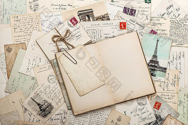 打开空日记本、旧信件、法国明信片。怀旧复古剪贴簿背景