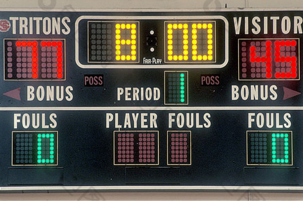 美国加州圣克莱门特高中体育馆的电子记分板显示了主队和客队的得分