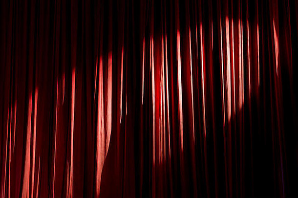 红色的窗帘和<strong>舞台</strong>上的聚光灯。