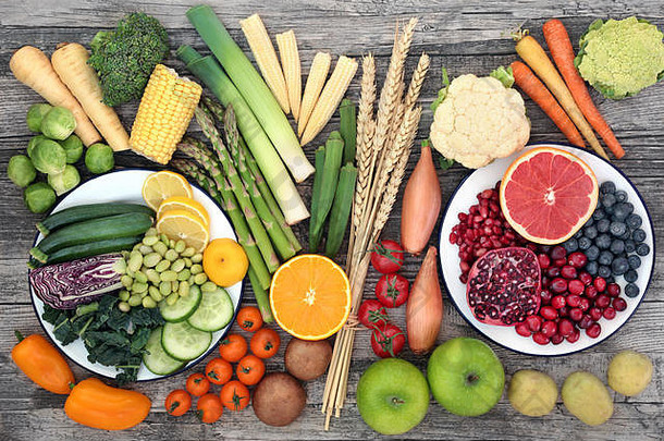 高纤维超级食品概念，含新鲜水果、蔬菜和小麦皮。富含花青素、抗氧化剂、矿物质和维生素。俯视图