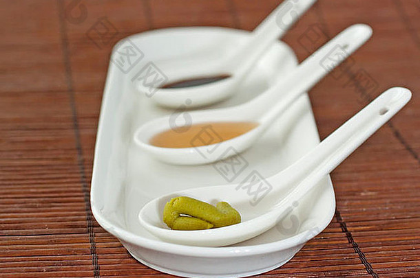 白色勺子日本香料芥末酱大米醋大豆