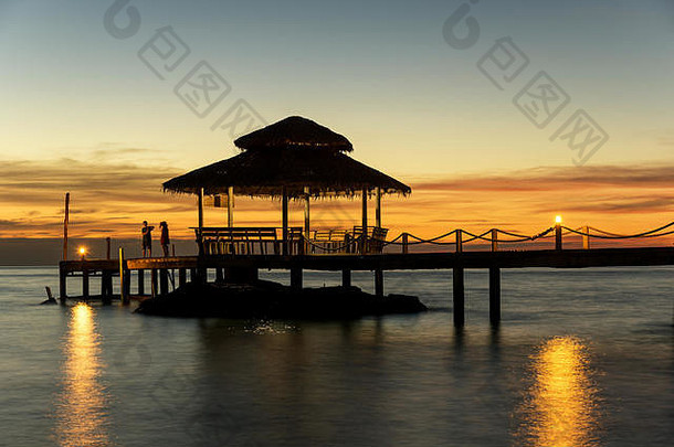 泰国普吉岛日落之间的木码头。<strong>暑期</strong>、<strong>旅游</strong>、度假、度假概念。