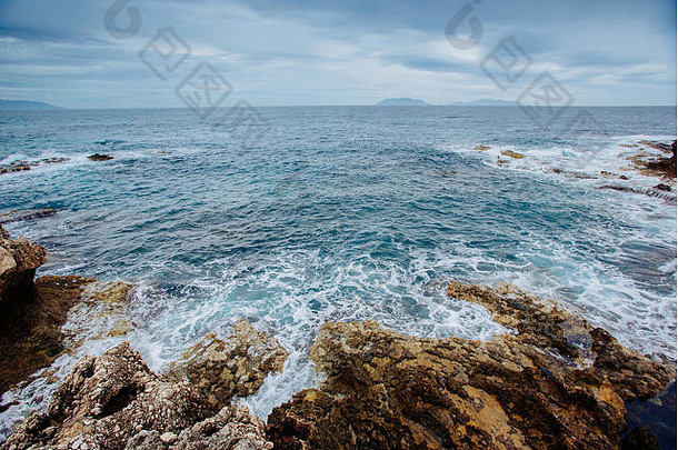 美丽的岩石海岸线米拉佐角。意大利西西里。