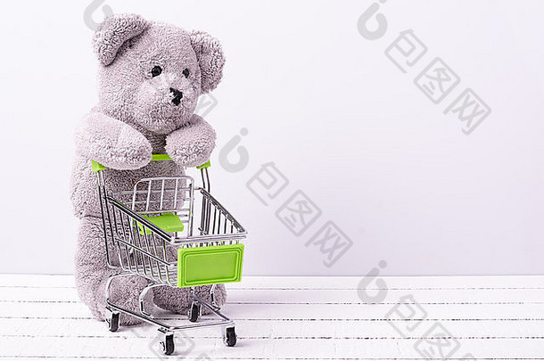 小购物车泰迪熊概念上的图像出售玩具孩子们的幻想