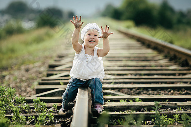 小女孩在铁路上玩耍
