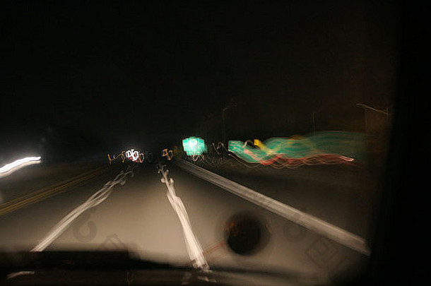 夜间在交通量较少的高速公路上驾驶可以让司机们度过更好的时光，但对某些人来说可能会显得孤独