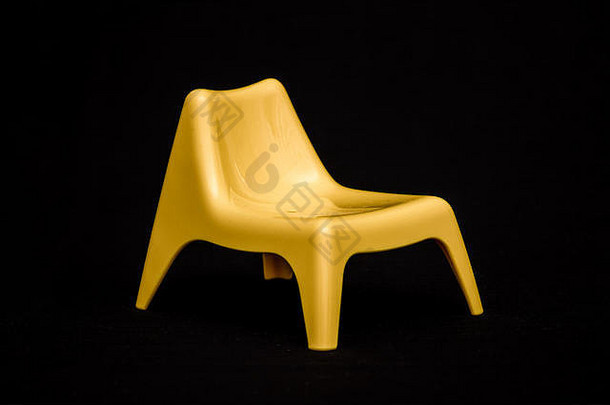装饰黄色的微型现代塑料椅子