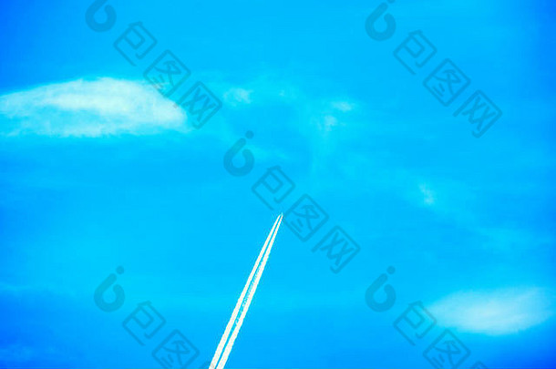 一架喷气式飞机在蓝天上飞行