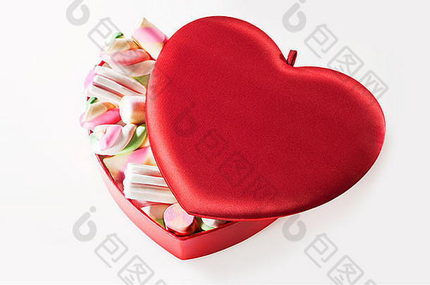 红色心形盒子，白色背景，装满棉花糖