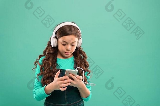 在线娱乐免费的音乐应用程序听免费的音乐账户订阅小女孩孩子听音乐现代耳机智能手机享受音乐概念享受完美的声音