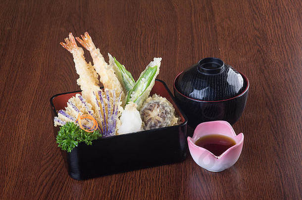 日本厨房天妇罗深炸混合蔬菜背景