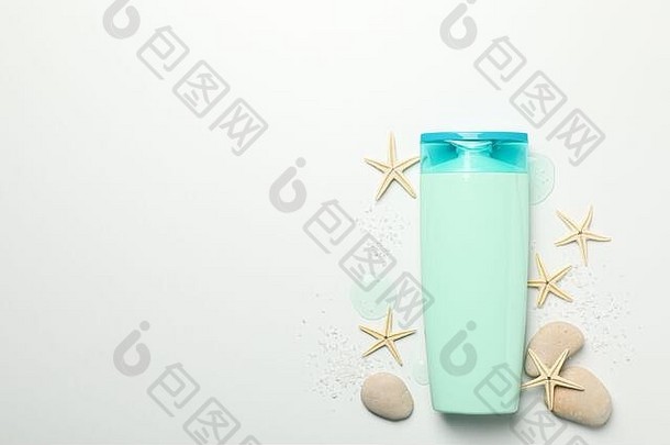 白色背景上的空白化妆品瓶和海星